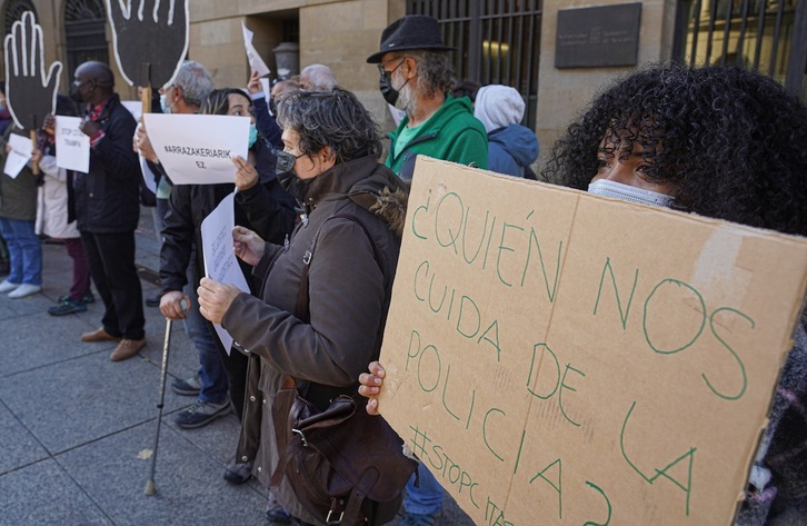 Concentración para denunciar las ‘citas trampa’ a inmigrantes en Nafarroa. (Jagoba MANTEROLA/FOKU)