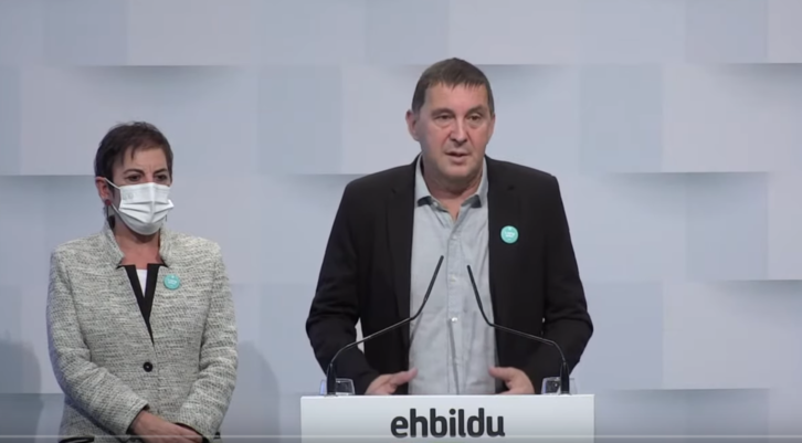 Mertxe Aizpurua y Arnaldo Otegi, en la comparecencia ofrecida por EH BIldu. (NAIZ)