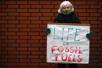 Una activista por el clima protesta contra el uso de combustibles fósiles en Glasgow. (Ben STANSALL/AFP)