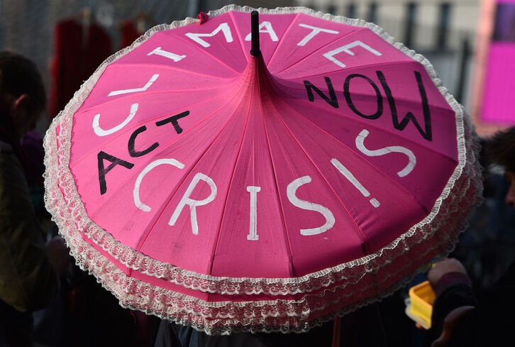 Un manifestante reclama en Glasgow que se actúe ya contra el cambio climático. (Andy BUCHANAN/AFP)