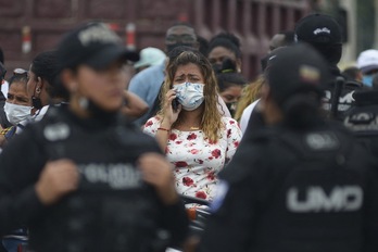 Familiares de los presos lloran mientras esperan noticias en el exterior de la cárcel. (Fernando MÉNDEZ/AFP)