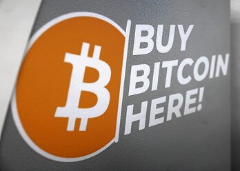 Logotipo del bitcoin en el lateral de un cajero automático en Los Ángeles. (Mario TAMA/GETTY IMAGES-AFP)