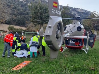 El herido ha sido trasladado en helicóptero al Hospital Universitario de Nafarroa. (FORUZAINGOA)