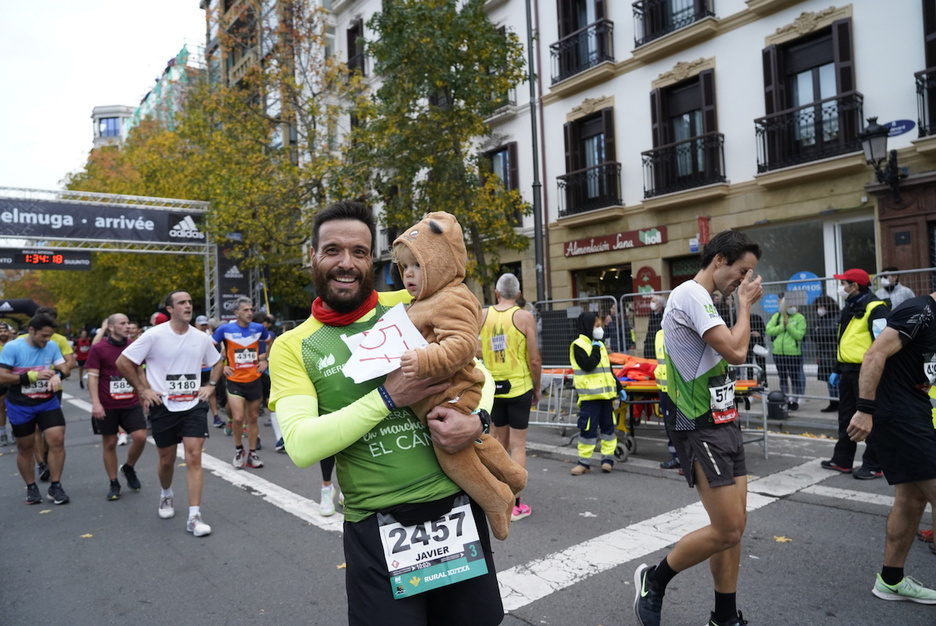 Donostiako Bulebarrean bukatu da lasterketa eta korrikalariak beraien senitarteko eta lagunekin batu dira. (Gorka RUBIO/FOKU)