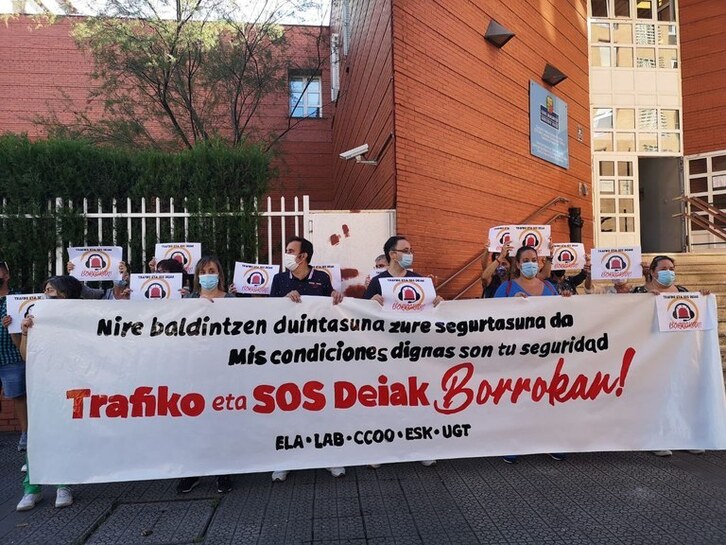 ELA, LAB, CCOO, ESK y UGT se han concentrado esta mañana y han reclamado al Gobierno de Lakua que ponga fin a la precariedad en Tráfico y SOS Deiak. (ELA)