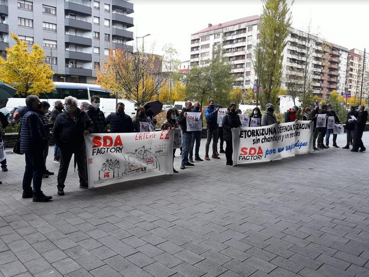 La plantila de SDA Factory se ha manifestado frente al Palacio Europa, donde se celebra el Congreso del Empleo de Calidad. (LAB)