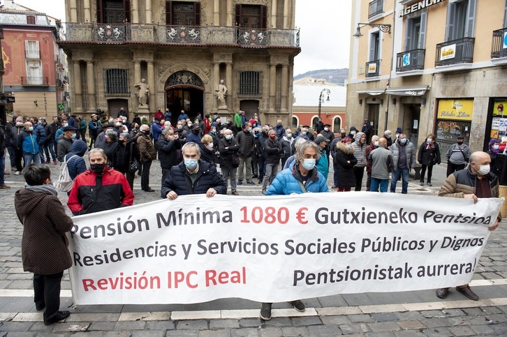 La concentración de pensionistas de este lunes ante el ayuntamiento de Iruñea. (Iñigo URIZ/FOKU)