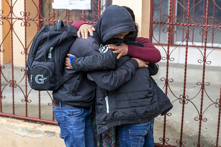 Nerabe bat bere amarekin San Marcosen, Guatemalan, elkartu da AEBetatik deportatua izan ostean. (Rodrigo MUSSAP/UNICEF)