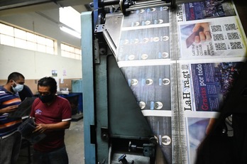 La rotativa imprime la última edición en papel del diario vespertino ‘La Hora’ de Guatemala después de 101 años de historia. (Johan ORDOÑEZ/AFP)