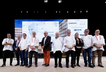 Alain Ducasse, en el centro, rodeado por buena parte de los chefs vascos más prestigiosos. (Gastronomika)
