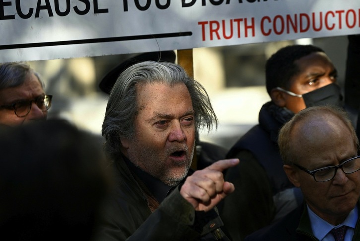 Bannon se ha mostrado desafiante a su llegada a la oficina del FBI. (Andrew CABALLERO-REYNOLDS/AFP)