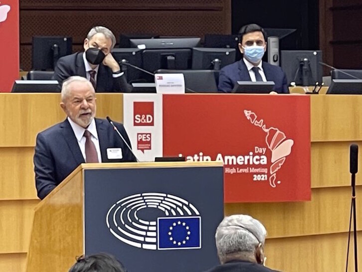 Lula, en el Parlamento Europeo. Justo detrás, el expresidente español Zapatero.