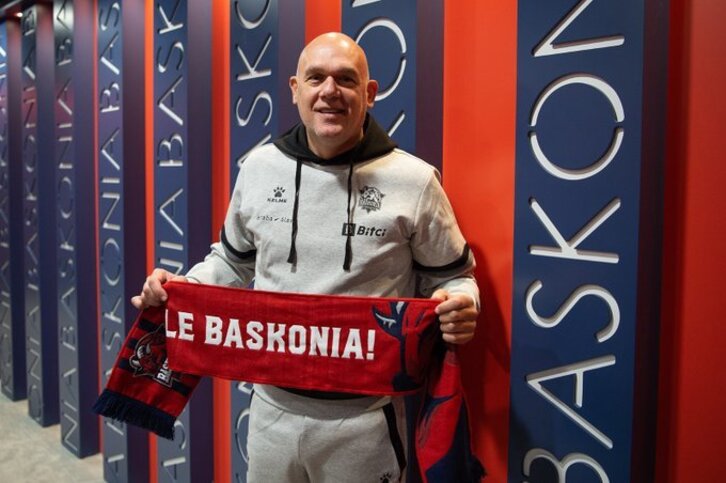 Baskonia ha presentado a su nuevo técnico, Neven Spahija. (@Baskonia)