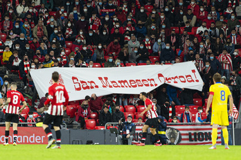 Pancarta de la iniciativa San Mamesen Orroa en el partido ante el Cádiz. (Monika DEL VALLE / FOKU)