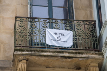 Una banderola contra la proliferación hotelera en un balcón de la calle Aldamar. (Gorka RUBIO/FOKU)