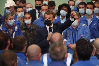 Macron se dirige a cuadros directivos y operarios de una planta energética, hoy, en la localidad de Béziers. (Guillaume HORCAJUELO/AFP) 