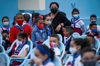 Cuba reabrió este lunes las clases presenciales al alumnado de Primaria. (Yamil LAGE / AFP) 