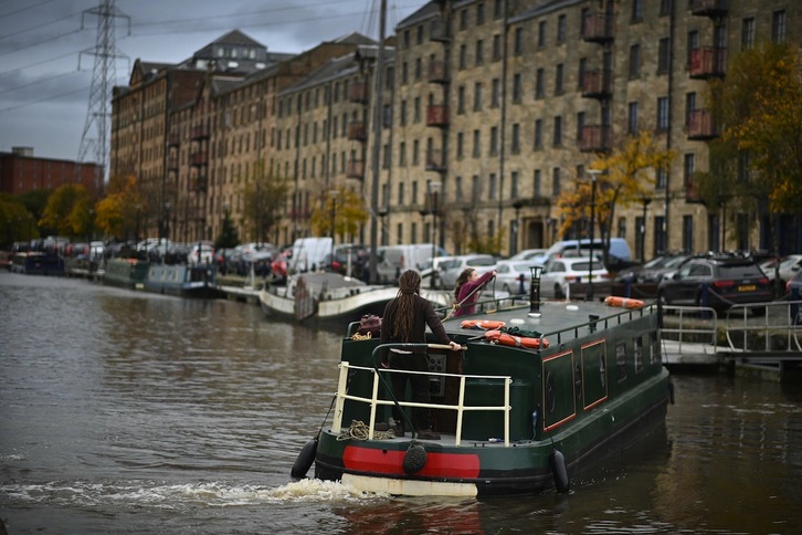 Una embarcación navega por el Forth and Clyde Canal de Glasgow. (Ben STANSALL/AFP)