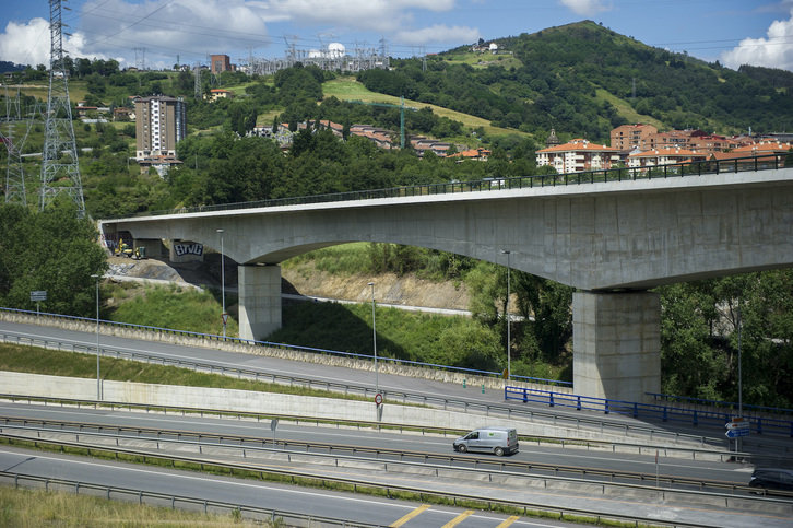 Viaducto del TAV a su paso por Zaratamo. (Juanan RUIZ/FOKU)