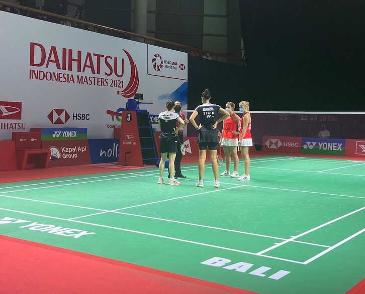 Clara Azurmendi eta Beatriz Corrales, Indonesiako Mastersan, binakako partida hasi aurretik. (BADMINTONESP)