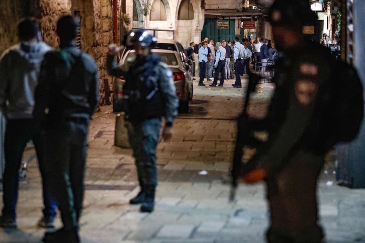 Agentes israelíes desplegados en la Ciudad Vieja de Jerusalén tras la muerte del menor palestino. (Ahmad GHARABLI/AFP)