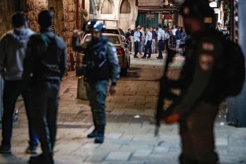 Agentes israelíes desplegados en la Ciudad Vieja de Jerusalén tras la muerte del menor palestino. (Ahmad GHARABLI/AFP)