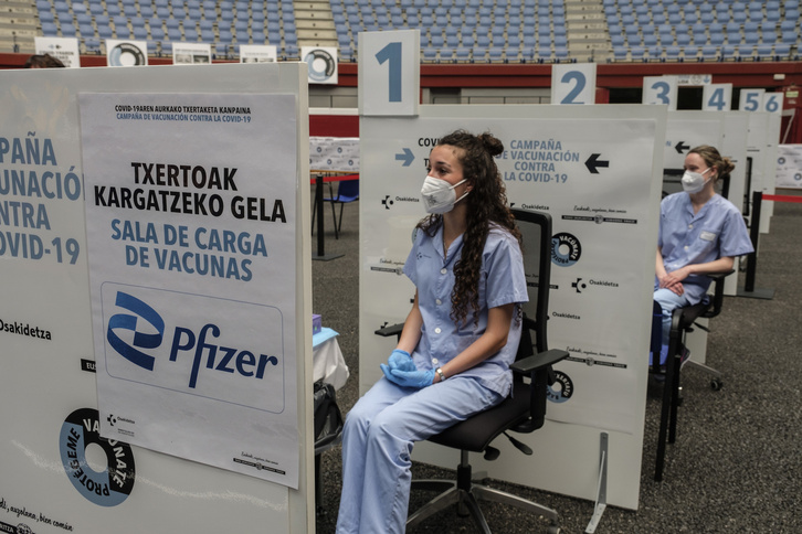 Sanitarias en la campaña de vacunación de Illunbe (Donostia). (Jon URBE | FOKU)
