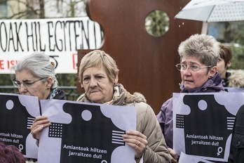 Una concentración en Beasain en solidaridad con las víctimas del amianto. (Jagoba MANTEROLA/FOKU)