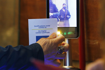 Una persona hace uso de su ‘Green Pass’ para acceder a una oficina pública en Roma. (Cecilia FABIANO/LAPRESSE VIA ZUMA PRESS/DPA)