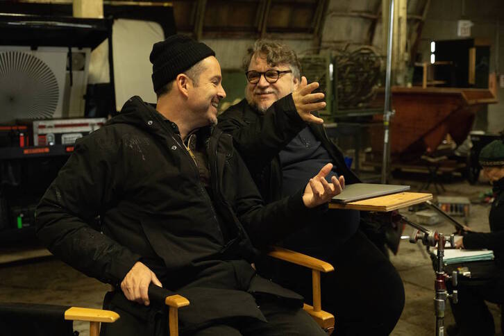 El director Scott Cooper con el productor Guillermo Del Toro en el rodaje. (NAIZ)
