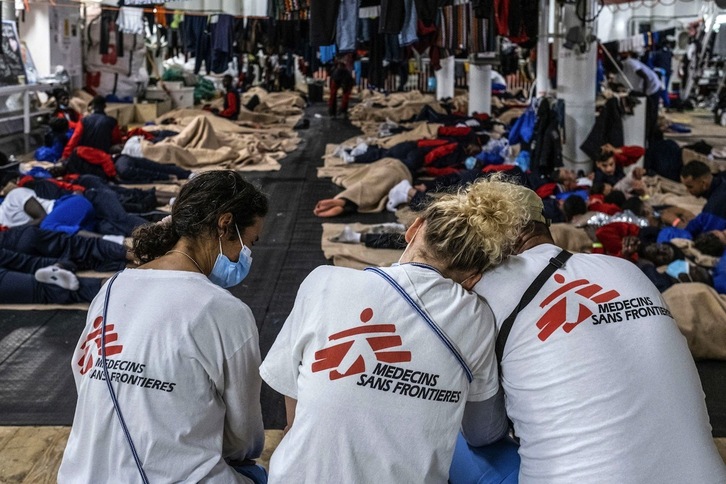 Miembros de MSF a bordo del Geo Barents el pasado miércoles, cerca de la costa de Libia. (Virginie NGUYEN HOANG/MSF/AFP)