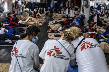 Voluntarios de MSF a bordo del Geo Barents el pasado miércoles, cerca de la costa de Libia. (Virginie NGUYEN HOANG / MSF / AFP)