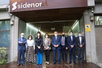 José Antonio Jainaga, en el centro entre la vicepresidenta española Teresa Ribera y el delegado del Gobierno español en la CAV, Denis Itxaso. (sidenor.com)