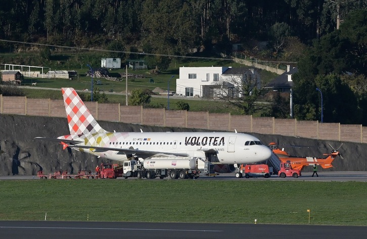 Imagen del avión de Volotea procedente de Bilbo que ha aterrizado de emergencia en A Coruña por una «amenaza de bomba» que ha resultado falsa. (M. DYLAN/EUROPA PRESS)