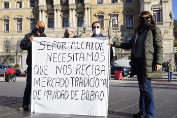 Representantes de Koan, esta mañana ante el Ayuntamiento. (Aritz LOIOLA/FOKU)