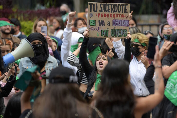 Abortuaren legeztatzearen aldeko manifestazioa Bogotan. (Raul ARBOLEDA/AFP)