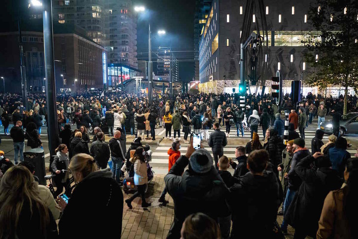 Manifestantes en Rotterdam contra las nuevas restricciones por la pandemia. (Killian LINDERBURG/AFP)
