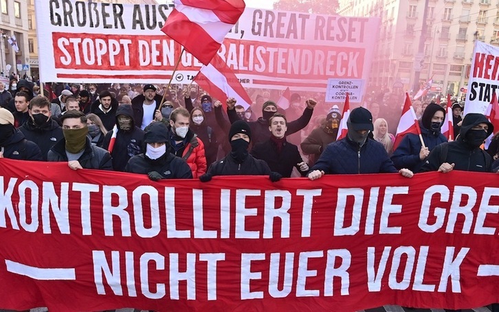 Marcha organizada este sábado en Viena por el partido de extrema derecha FPÖ contra las medidas tomadas para frenar la pandemia. (Joe KLAMAR/AFP)