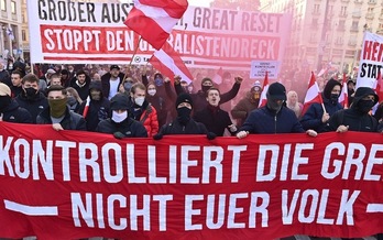 Una de las marchas organizadas este sábado en Viena por el partido de extrema derecha FPO contra las medidas tomadas para frenar la pandemia. (Joe KLAMAR/AFP)