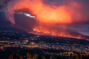 Colapso del cono del volcán de Cumbre Vieja en La Palma el viernes. (Kike RINCÓN / EP)