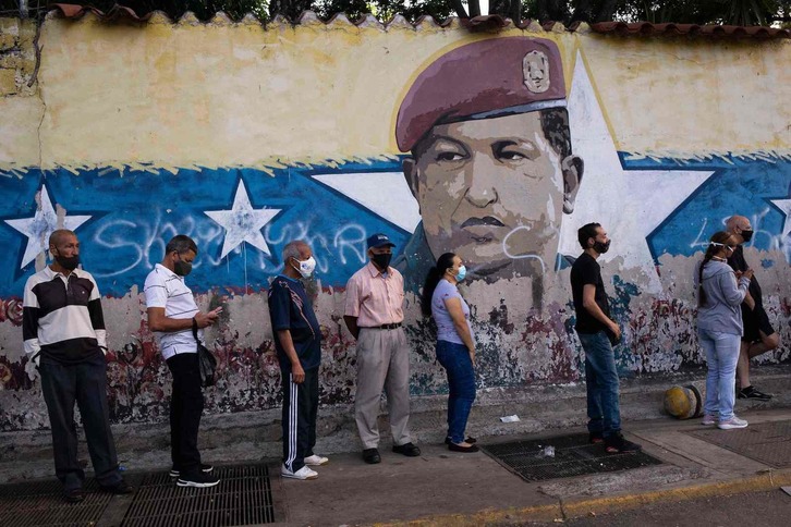 Ciudadanos esperando para votar en Caracas. (Cristian HERNANDEZ/AFP)