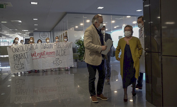 Protesta de trabajadoras de Onkologikoa ante la consejera Sagardui en la visita de la pasada semana. (Andoni CANELLADA | FOKU)