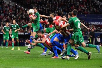 Un despiste en un corner en el minuto 87 le costó a Osasuna sumar en el Wanda. (Pierre-Philippe MARCOU/AFP) 