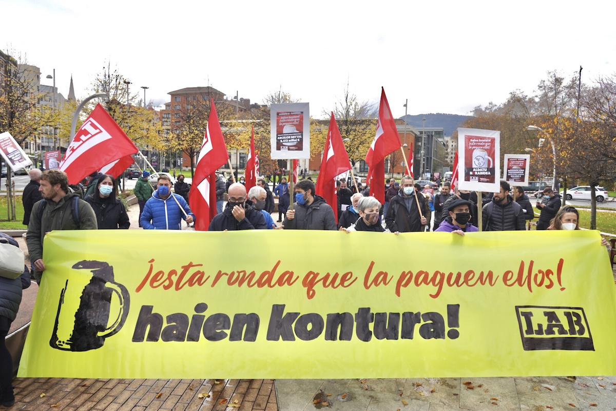 Protesta de LAB ante la presencia de Felipe VI en Bilbo. (Monika DEL VALLE/FOKU)