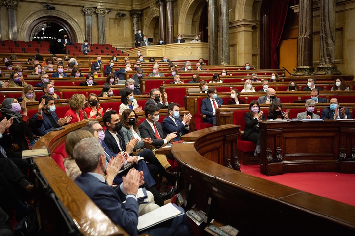 Aplausos en el Parlament tras superar las cuentas la primera votación. (David ZORRAKINO/EUROPA PRESS)