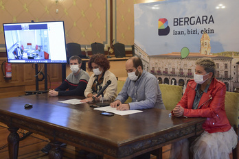 Representantes de Valogreene en pantalla y del Ayuntamiento de Bergara en la mesa. (Idoia ZABALETA/FOKU)