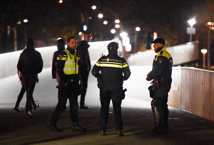 Patrulla policial en la localidad neerlandesa de Zwolle. (John THYS/AFP)