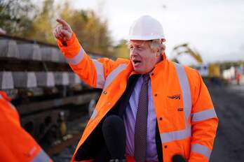 Boris Johnson gesticula en una visita al Network Rail en Yorkshire. (Ian FORSYTH/AFP)