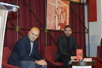 Patxi Xabier Fernández y Muniain en la presentación del libro realizada en San Mamés. (Monika DEL VALLE / FOKU)