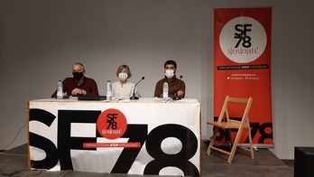 Andoni Txasko, Pili Zabala y Javi Bueces, en la charla organizada por Sanfermines del 78 Gogoan. (NAIZ)